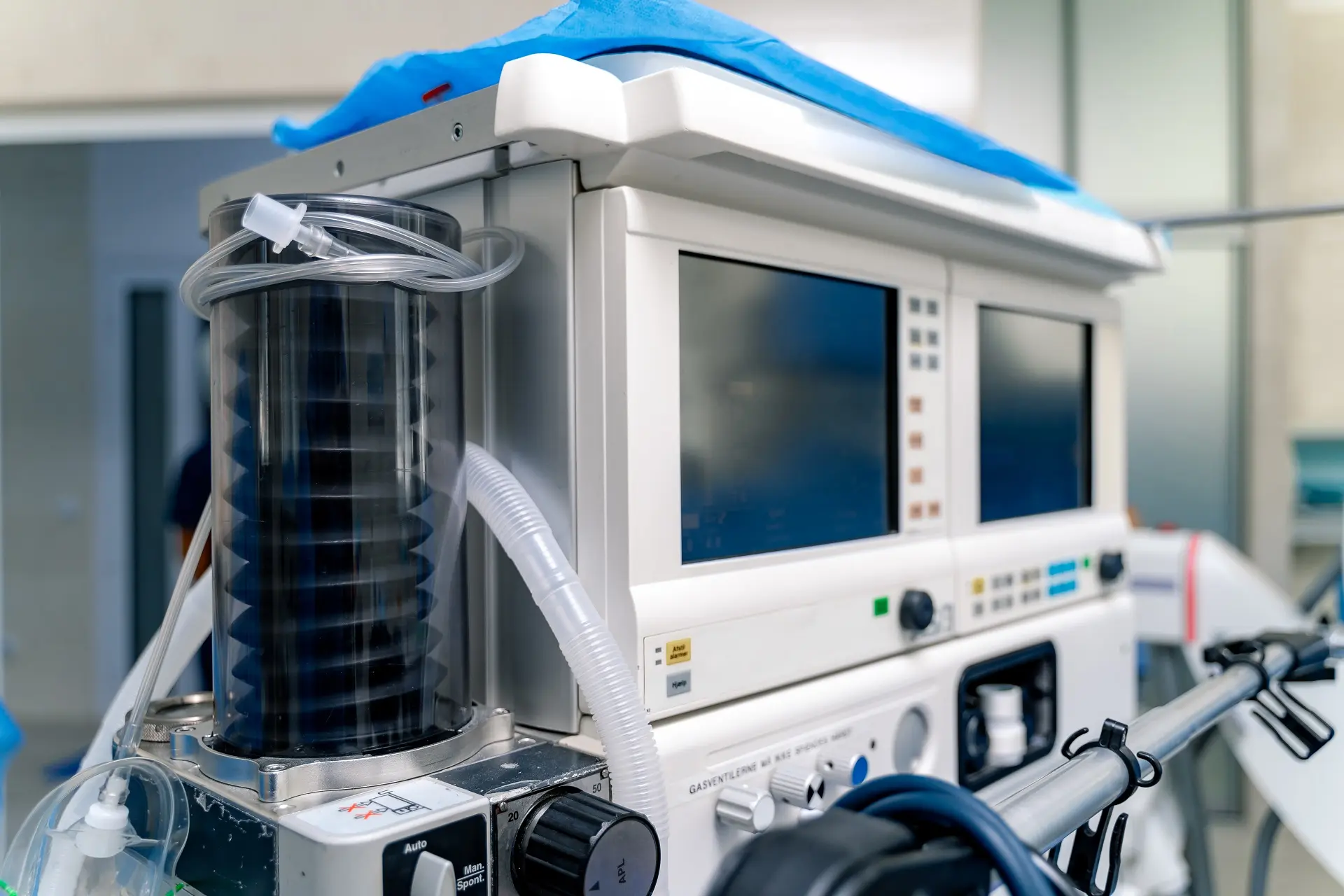 artificial-lung-ventilation-apparatus-modern-clinic-ventilation-lungs-with-oxygen-mask-intubation